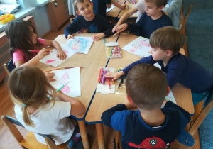 Dzieci rysują krasnala.